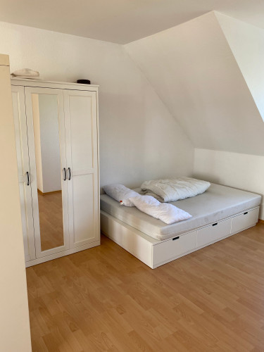 Beautiful, fully furnished 1.5-room attic apartment with south-facing balcony in Tegel