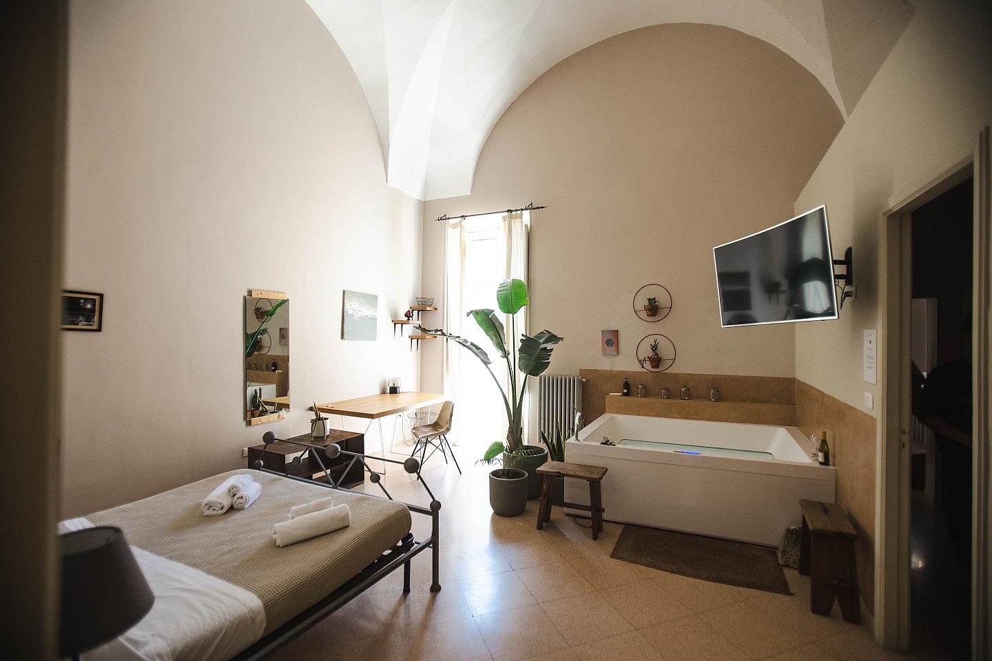 Suite With Private Jacuzzi - 2