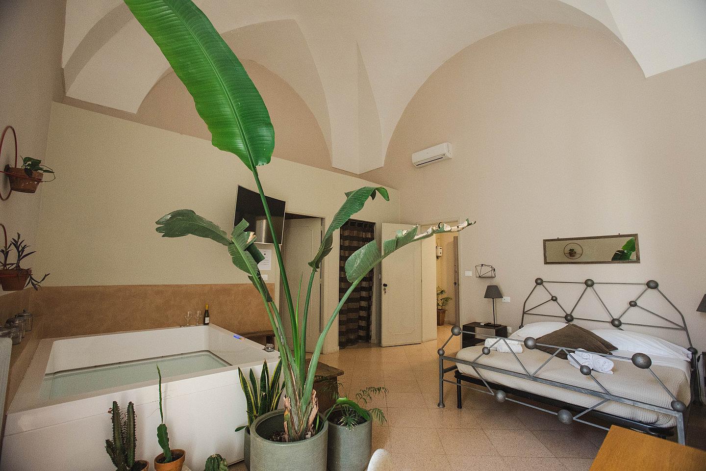 Suite With Private Jacuzzi - 10