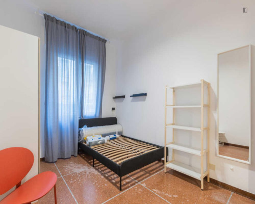 Neat double bedroom in the centre of Bologna