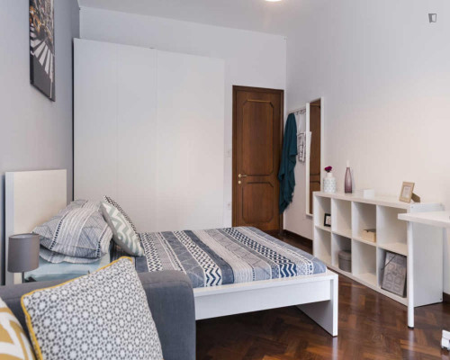 Bright double bedroom in the Saragozza district