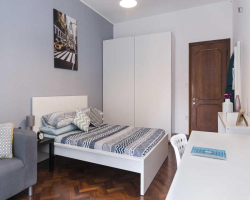 Bright double bedroom in the Saragozza district
