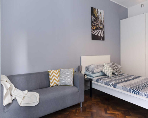 Bright double bedroom in the Saragozza district