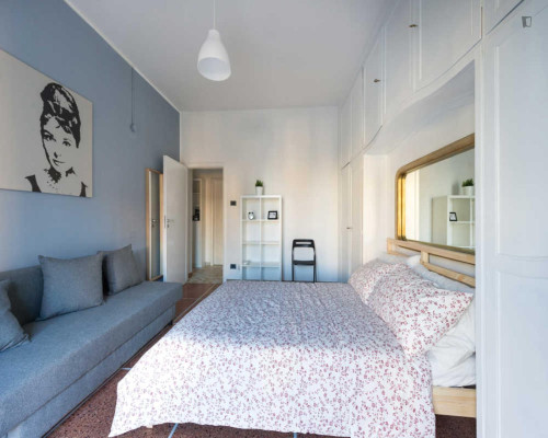 Ample double bedroom with a balcony, in the heart of Bologna