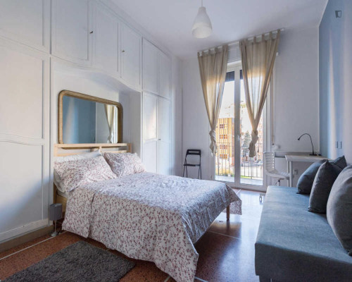 Ample double bedroom with a balcony, in the heart of Bologna
