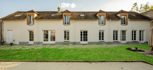 Big double ensuite bedroom with a kitchenette, in Fontainebleau