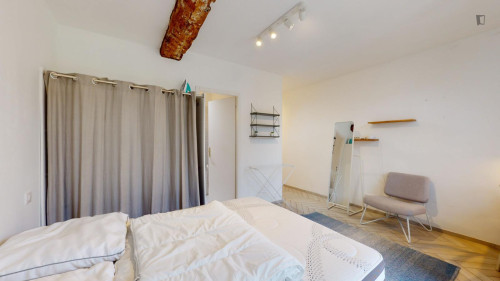 Cool double ensuite bedroom with a kitchenette, in Fontainebleau
