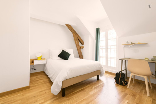 Snug double ensuite bedroom, in Fontainebleau