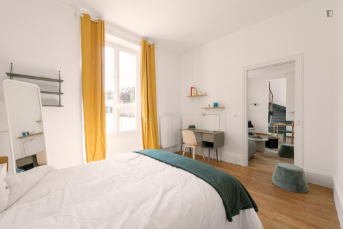 Sunny double bedroom in Fontainebleau