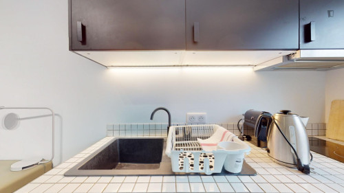 Ample ensuite bedroom with a kitchenette, in Fontainebleau