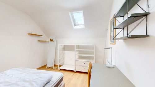 Homely double bedroom, in Fontainebleau