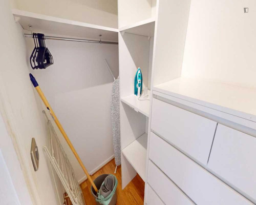 Shiny double ensuite bedroom near Parc Georges-Brassens