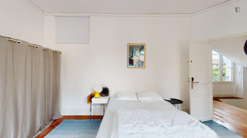 Appealing double ensuite bedroom with a kitchenette, in Fontainebleau