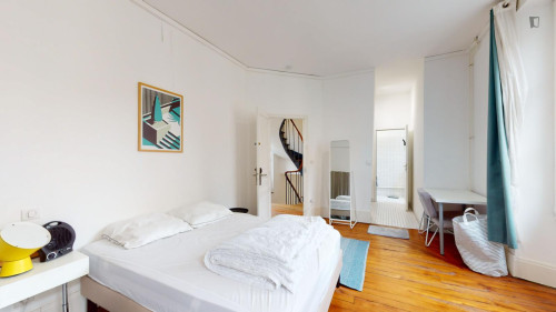 Charming double ensuite bedroom with a kitchenette, in Fontainebleau