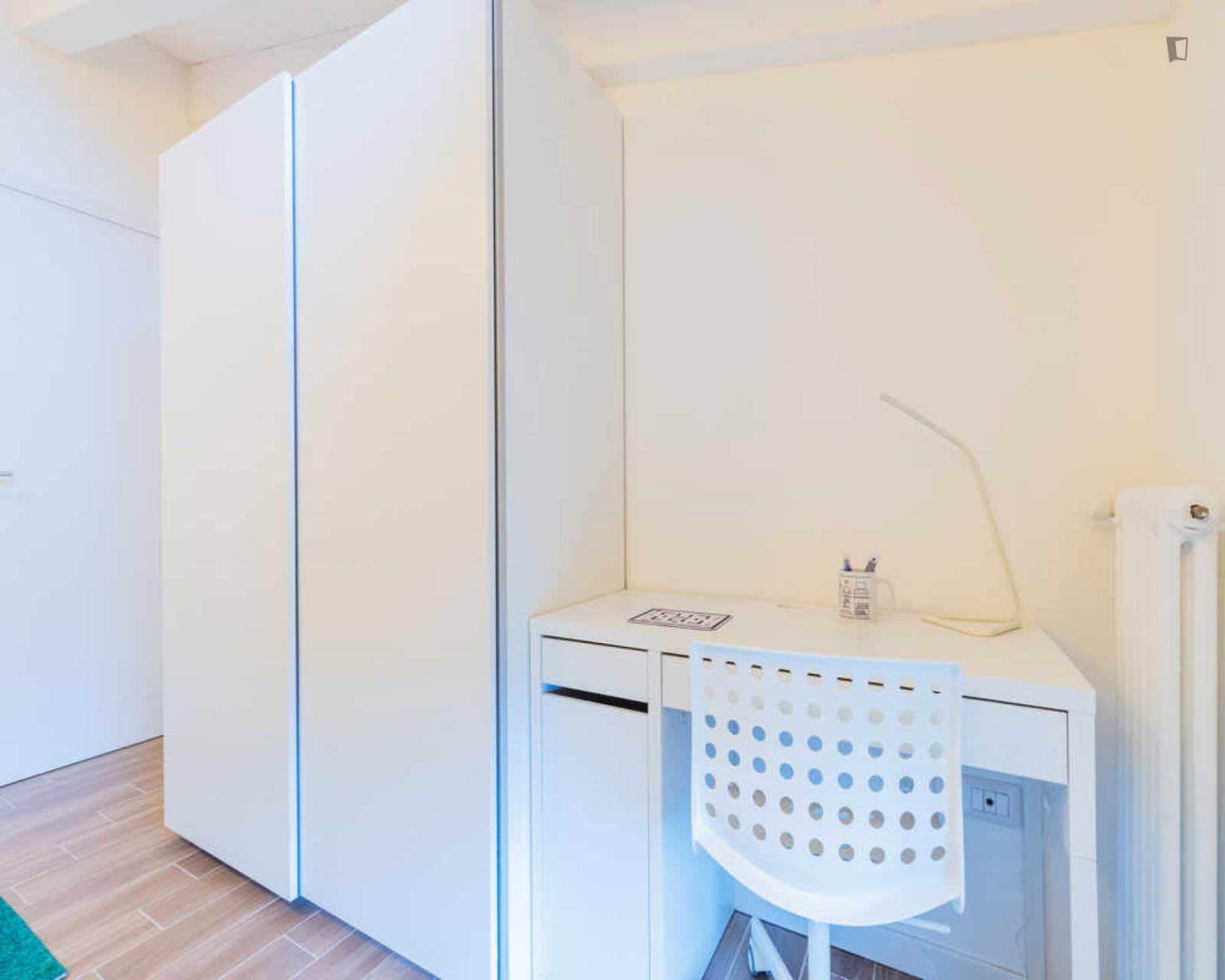  Neat Single Bedroom Near Porta Santo Stefano  -  Neat single bedroom near Porta Santo Stefano  - Gallery -  1