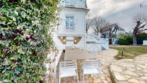 Very nice double ensuite bedroom with kitchenette, in Saint-Maur-des-Fossés