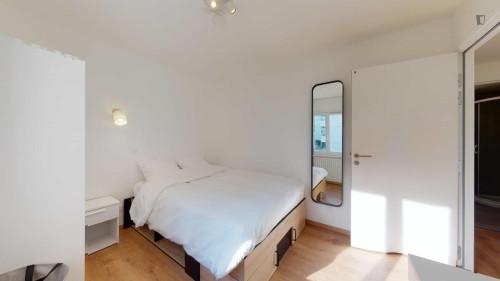 Very neat double bedroom in Suresnes