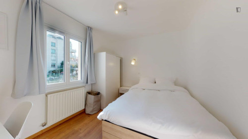 Very neat double bedroom in Suresnes