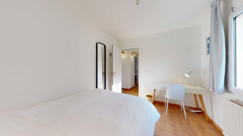 Very neat double bedroom in Suresnes