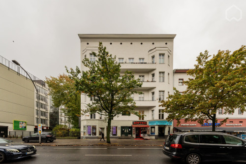 Beautiful large apartment in an old building in the heart of West Berlin