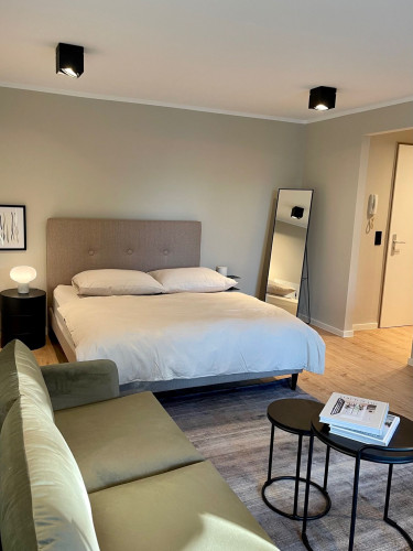 Modern fully furnished apartment on the 1st floor with balcony near BER Airport