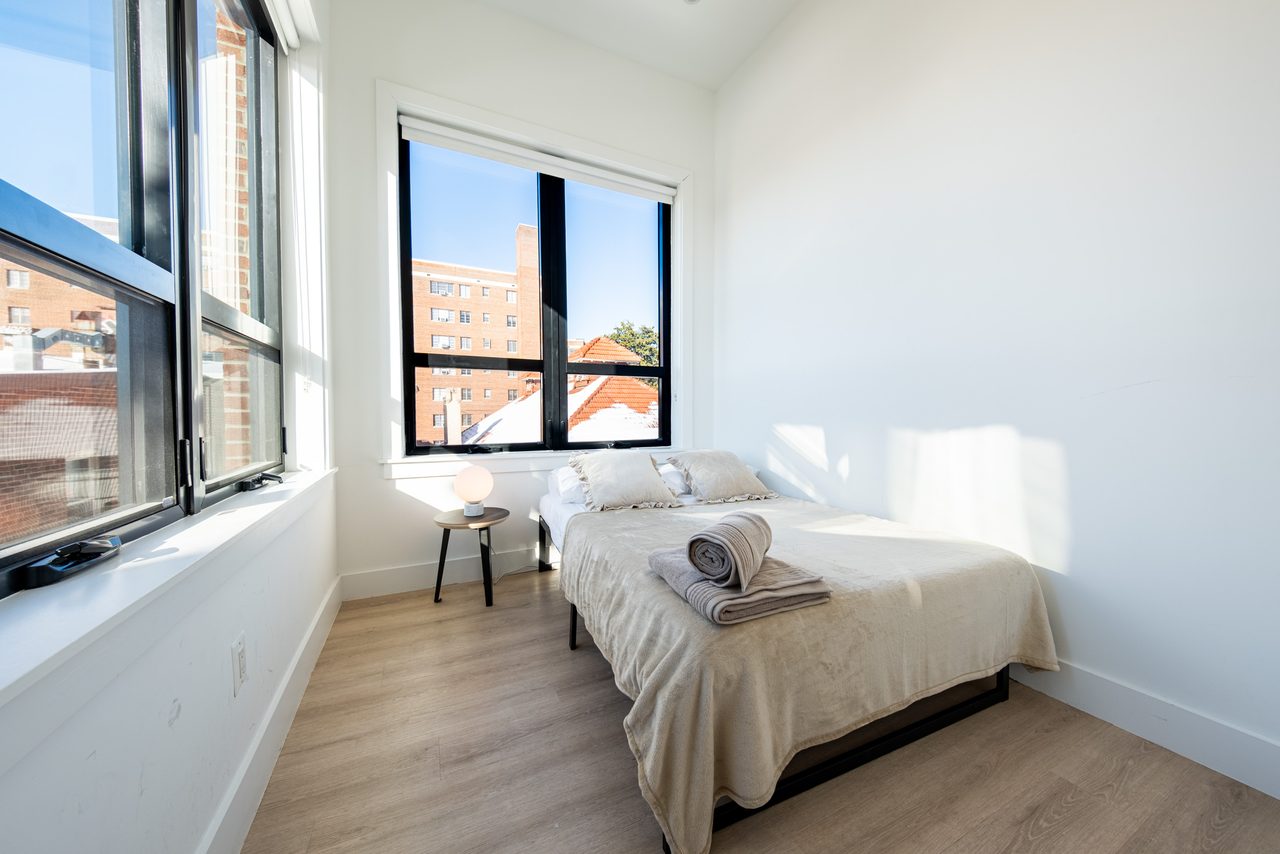  #1906: Dupont Circle - Queen Bedroom A  -  #1906: Dupont Circle  - Gallery -  15