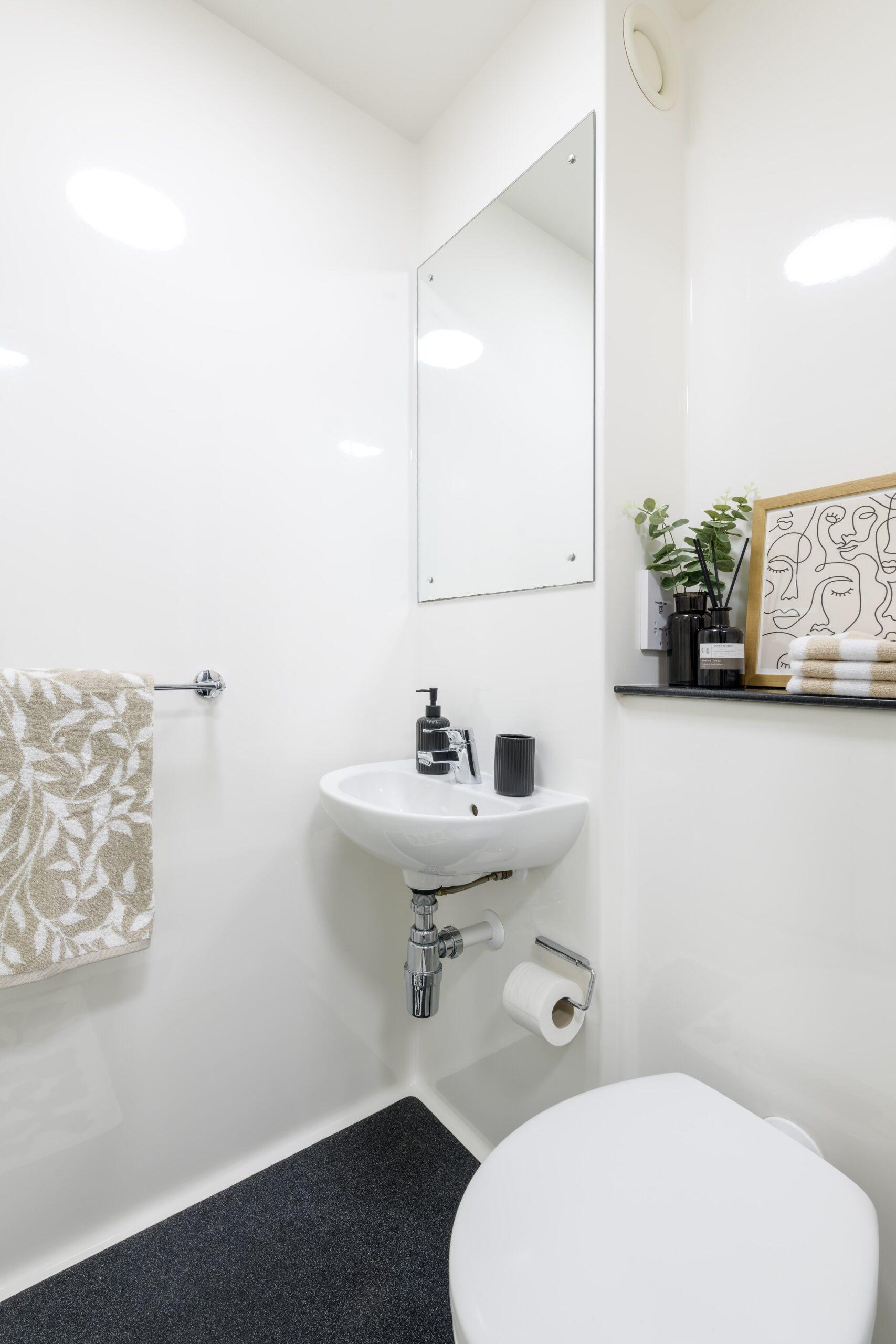 Standard En-Suite - Glassworks - Gallery - 4