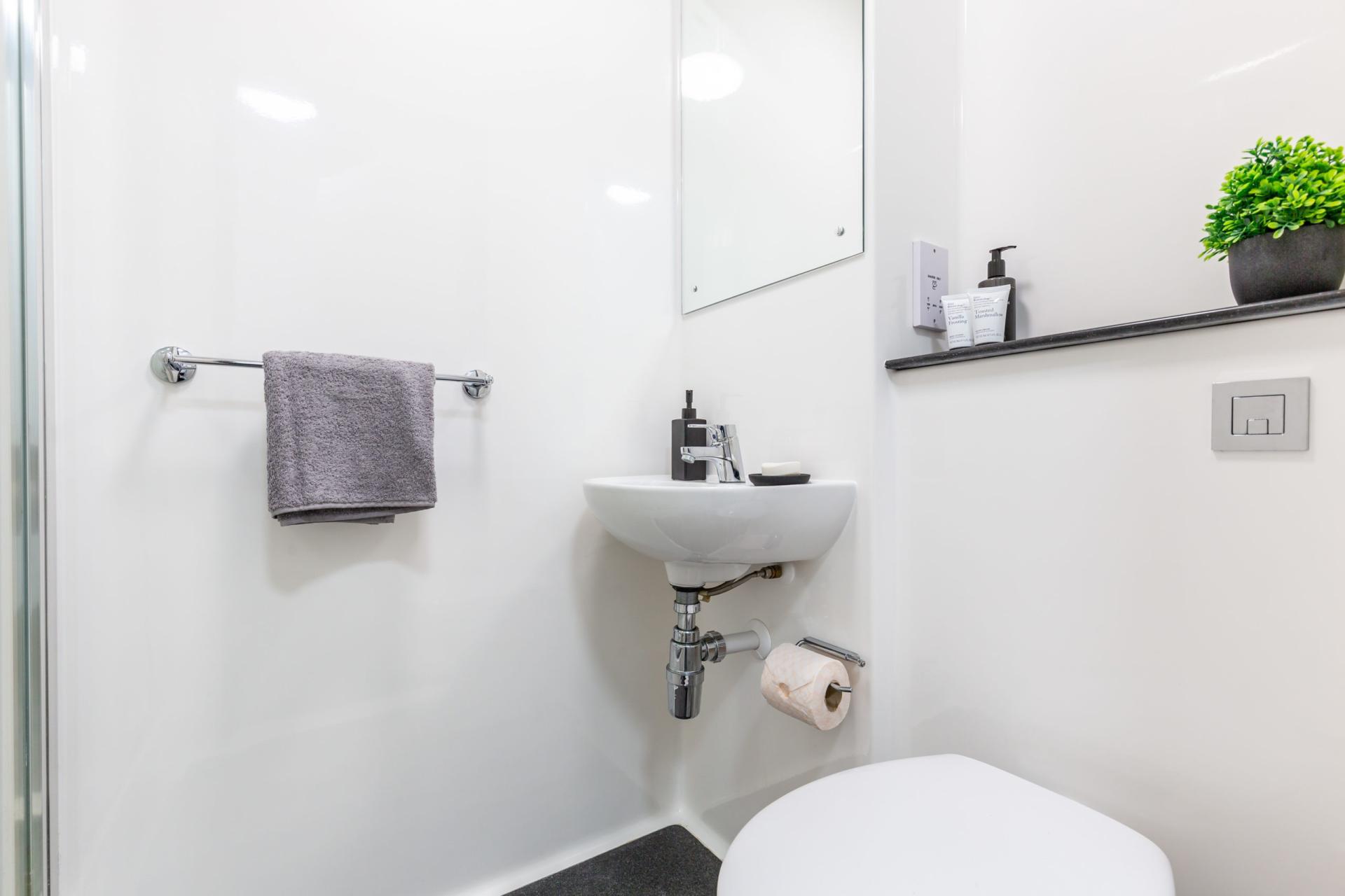 Standard Plus En-Suite - Glassworks - Gallery - 2