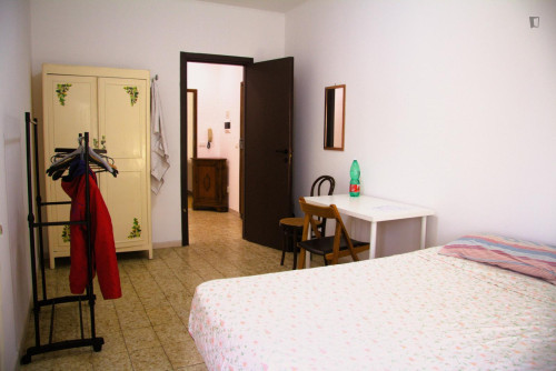 Double bedroom, with balcony, in 5-bedroom apartment