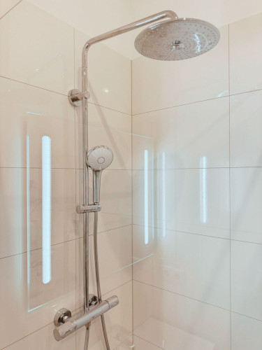 Partly furnished, spacious 5-room flat with terrace and balconies