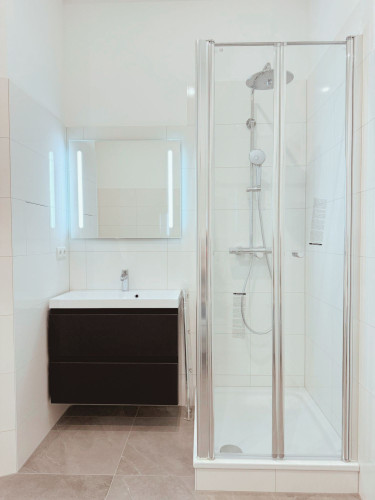 Partly furnished, spacious 5-room flat with terrace and balconies