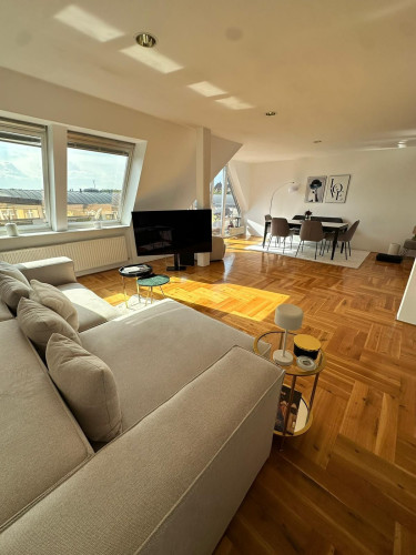 Exklusive Galerie-Dachgeschosswohnung mit Südbalkon am Roseneck, Stylish Designer Gallery Apartment in Prime Grunewald Location