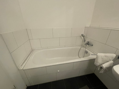 Fully Furnished 3-Room Apartment with Skyline View & 2 Home-Office Spaces – Central Frankfurt - Gallery - 2