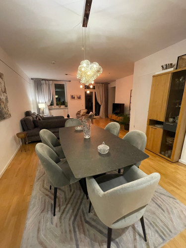 Fully Furnished 3-Room Apartment with Skyline View & 2 Home-Office Spaces – Central Frankfurt