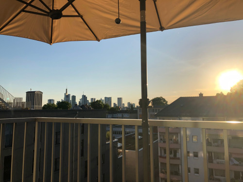 Fully Furnished 3-Room Apartment with Skyline View & 2 Home-Office Spaces – Central Frankfurt