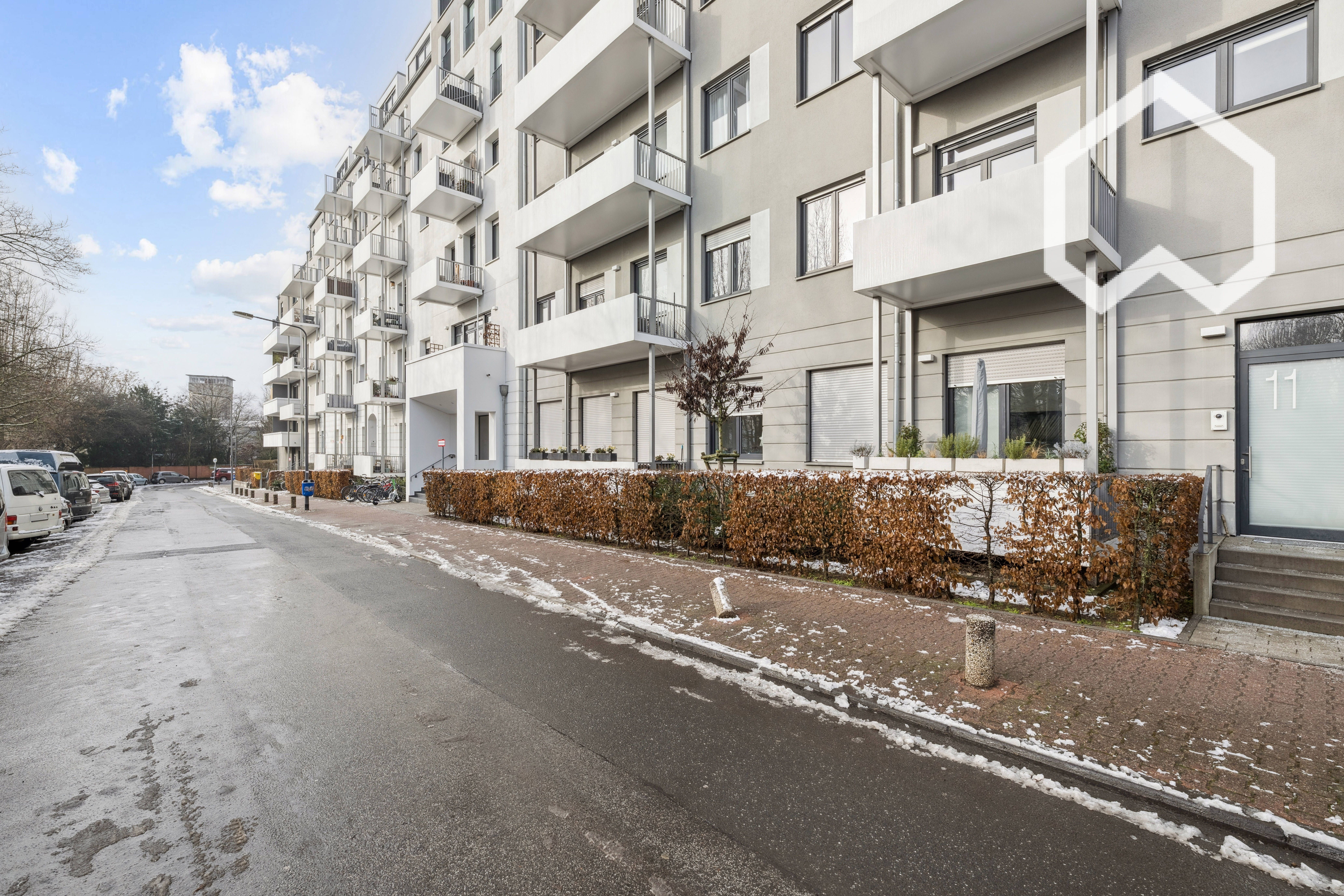 Fully Furnished 3-Room Apartment With Skyline View & 2 Home-Office Spaces – Central Frankfurt - 1