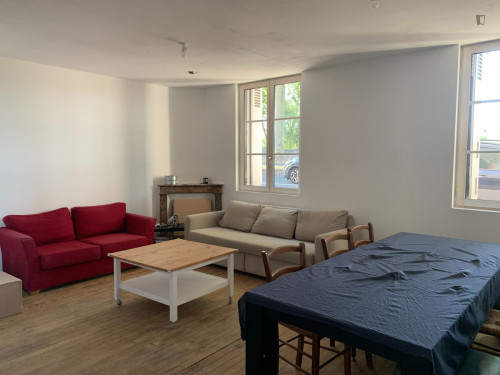 Single bedroom in 6-bedroom house