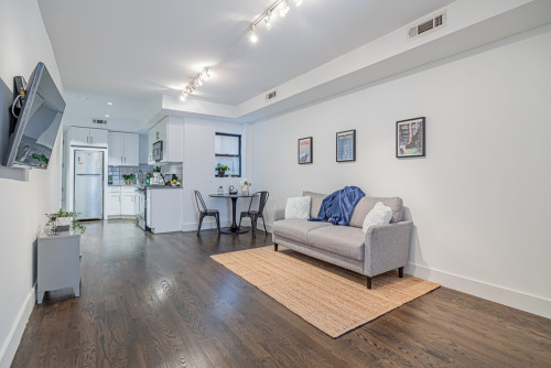 Modern ROOM at The Atlantic House: Bedford-Stuyvesant - Gallery - 10