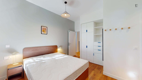 Snug double ensuite bedroom in Saint-Denis