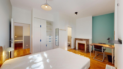 Snug double ensuite bedroom in Saint-Denis