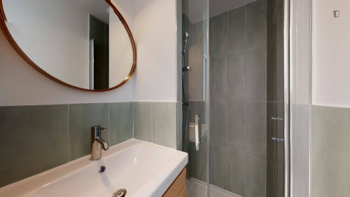 Interesting double ensuite bedroom with kitchenette, in Suresnes