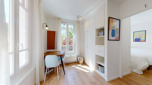 Interesting double ensuite bedroom with kitchenette, in Suresnes