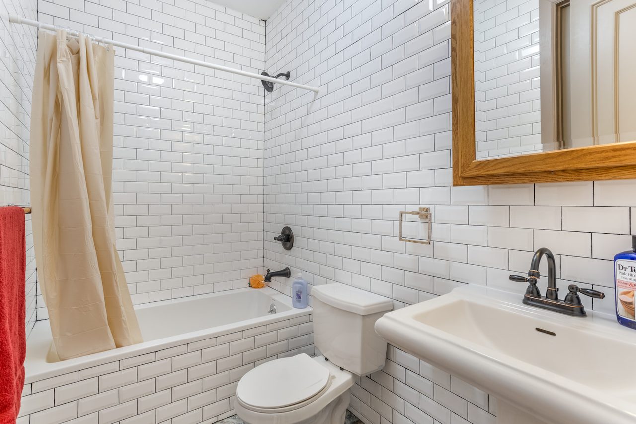 Functional ROOM At The Upper Manhattan House: Harlem - Functional ROOM At The Upper Manhattan House - 8