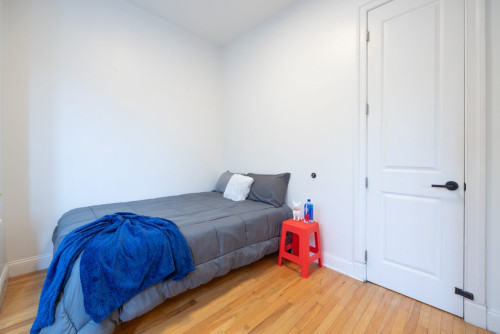 Modern ROOM at The Monroe House: Bedford-Stuyvesant - Gallery - 11