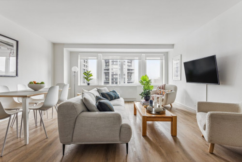 Modern ROOM at The Heritage House: East Harlem - Gallery - 11