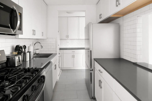 Modern ROOM at The Heritage House: East Harlem - Gallery - 21