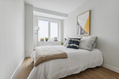 Modern ROOM at The Heritage House: East Harlem - Gallery - 19