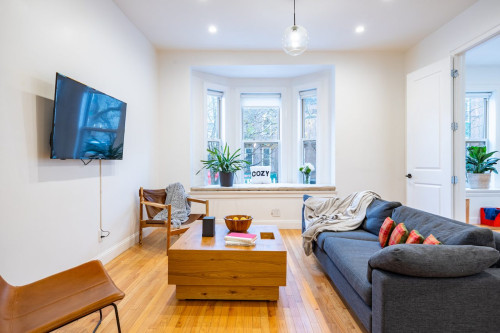 Chic ROOM at The Monroe House: Bedford-Stuyvesant