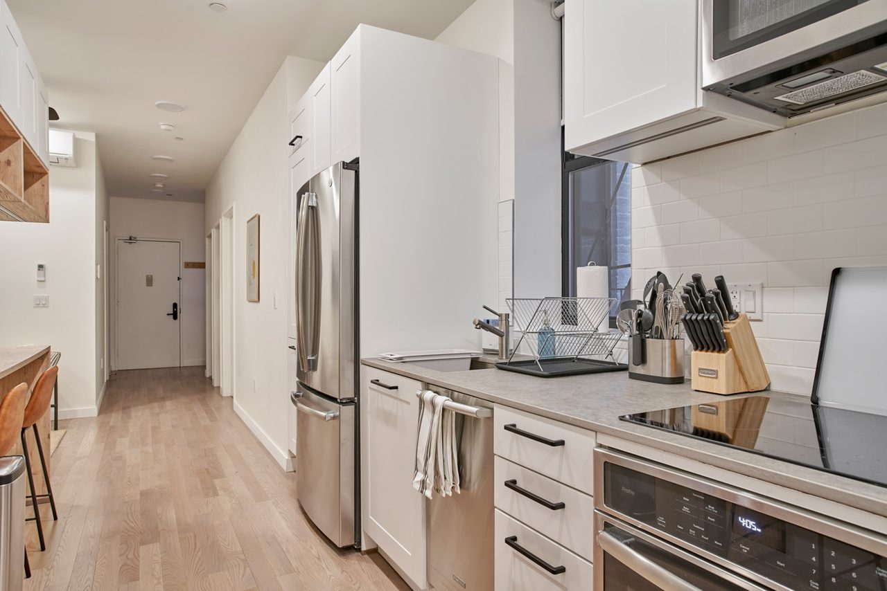 Brand Private ROOM With Bathroom In Manhattan: Hells Kitchen - Brand Private ROOM With Bathroom In M - 7