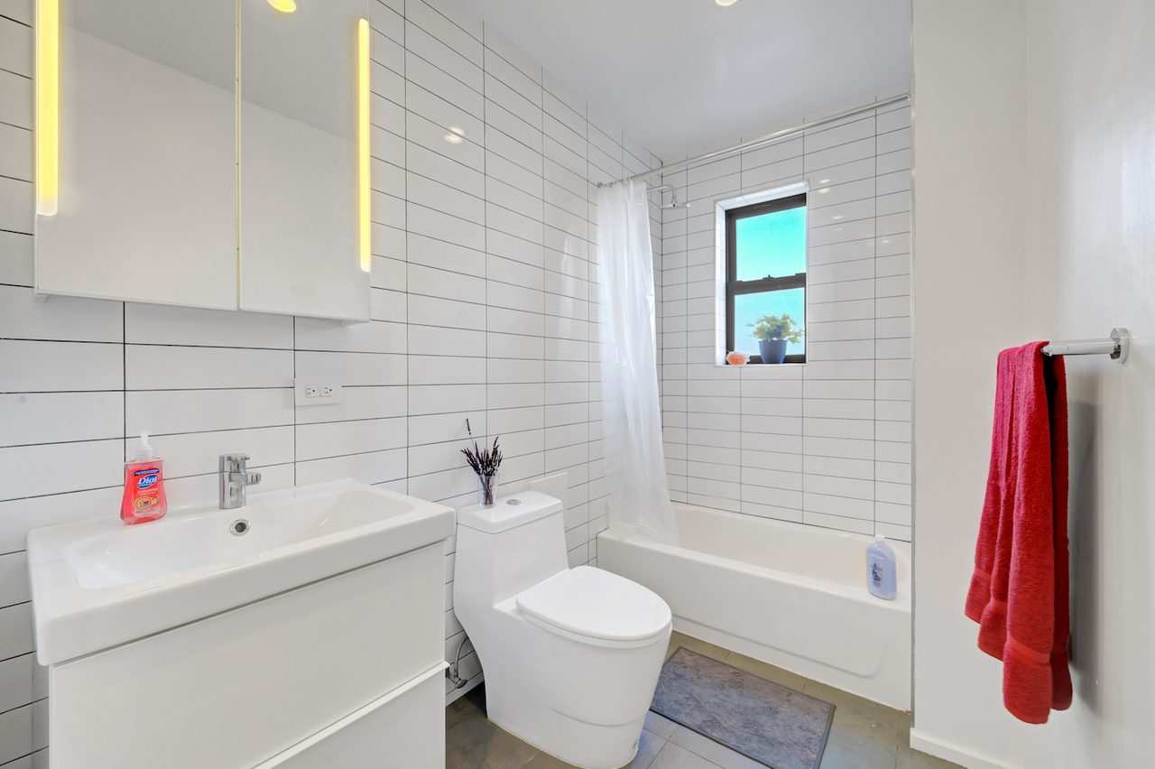 Cute ROOM At The Atlantic House: Bedford-Stuyvesant - Cute ROOM At The Atlantic House - Cute ROOM at The Atlantic House: Bedford-Stuyvesant - Gallery - 15